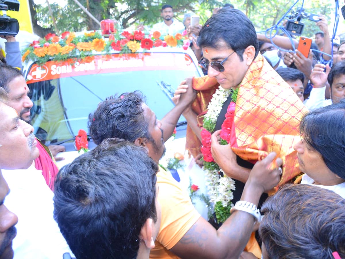 Real Hero Sonu Sood Suprise Visit To Tank Bund Shiva ... - Sakshi1