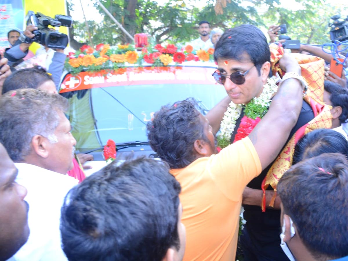 Real Hero Sonu Sood Suprise Visit To Tank Bund Shiva ... - Sakshi4