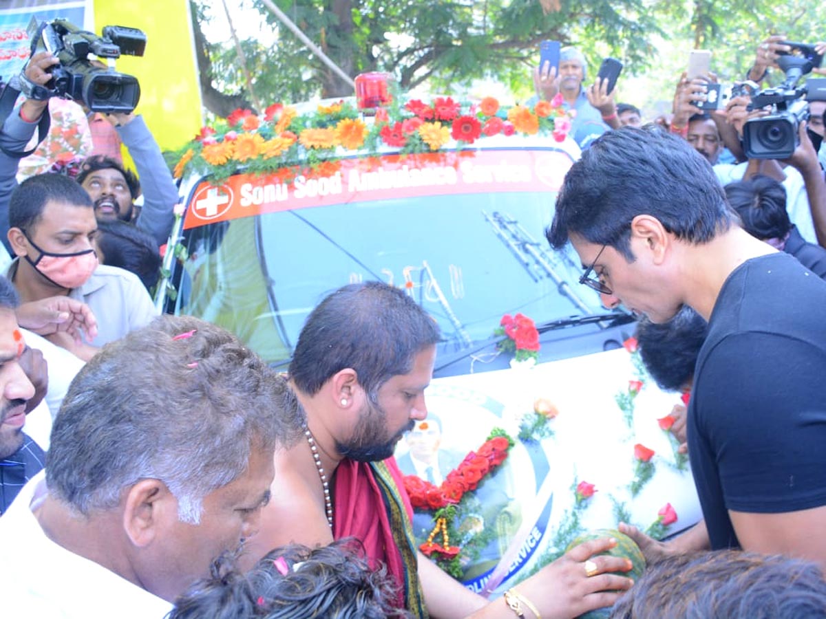 Real Hero Sonu Sood Suprise Visit To Tank Bund Shiva ... - Sakshi6