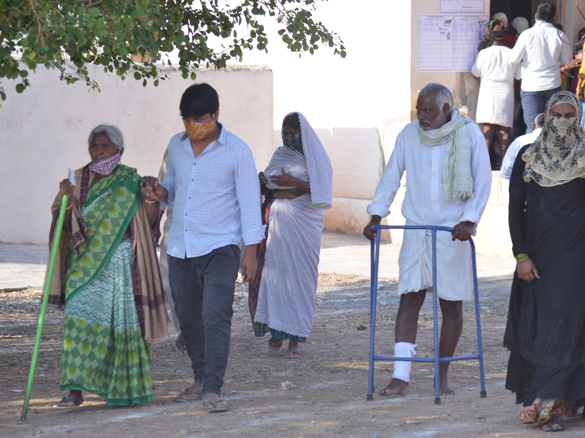 second phase of Andhra Pradesh panchayat polls Photo Gallery - Sakshi21
