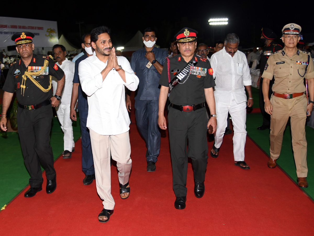 YS Jagan Praises Soldiers Duties Swarnim Vijay Varsh - Sakshi10