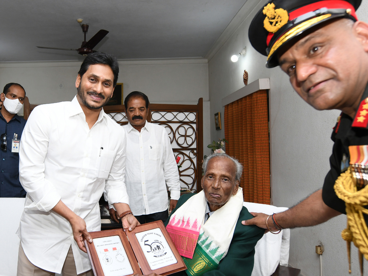 YS Jagan Praises Soldiers Duties Swarnim Vijay Varsh - Sakshi11