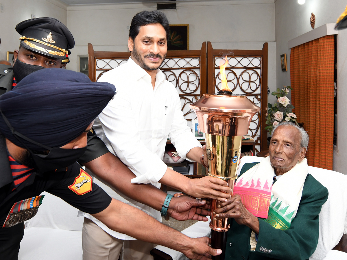 YS Jagan Praises Soldiers Duties Swarnim Vijay Varsh - Sakshi12