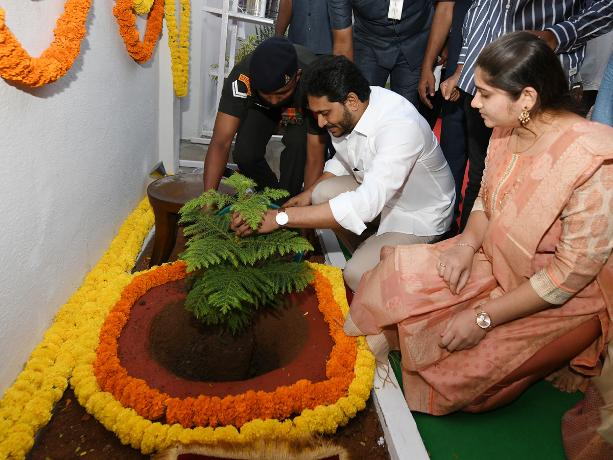 YS Jagan Praises Soldiers Duties Swarnim Vijay Varsh - Sakshi14