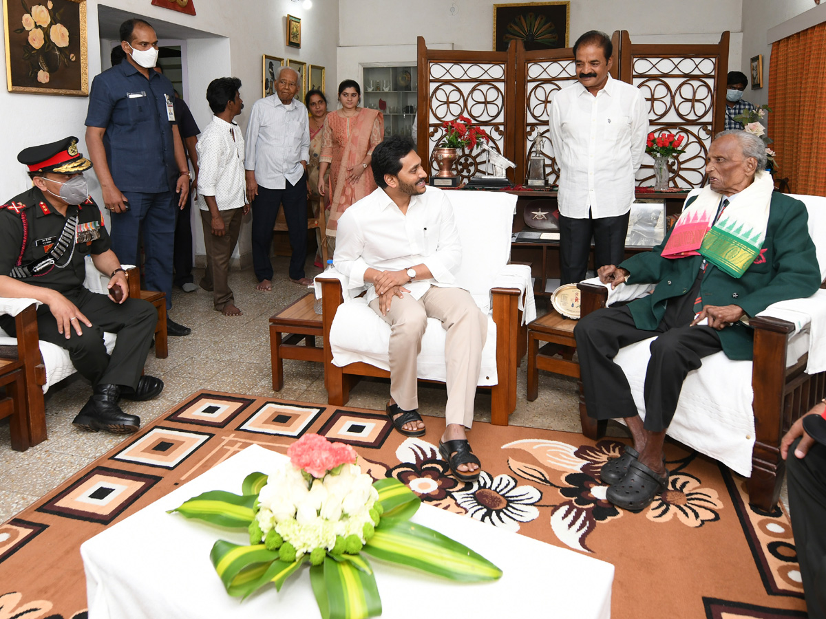 YS Jagan Praises Soldiers Duties Swarnim Vijay Varsh - Sakshi15
