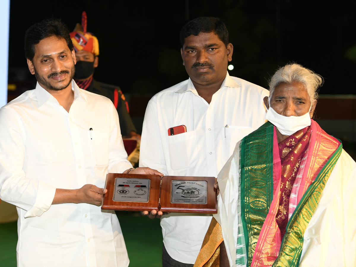 YS Jagan Praises Soldiers Duties Swarnim Vijay Varsh - Sakshi3
