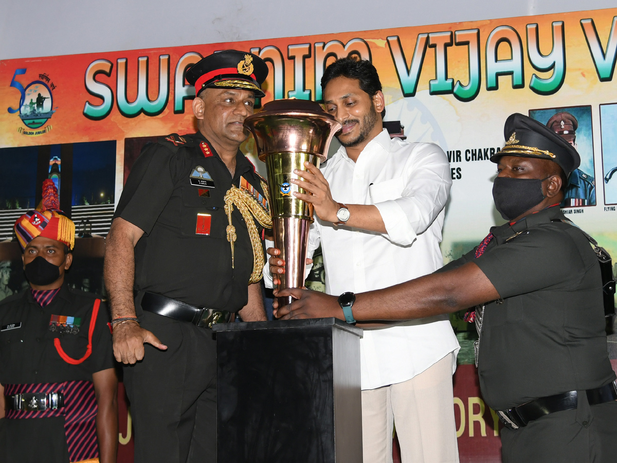 YS Jagan Praises Soldiers Duties Swarnim Vijay Varsh - Sakshi7