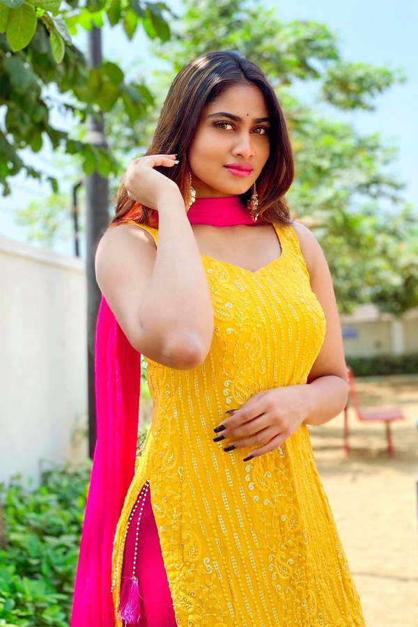Actress Shivani Narayanan Glamorous Pics - Sakshi10
