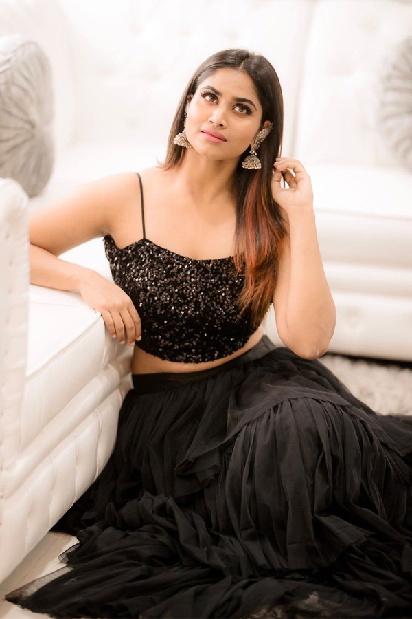 Actress Shivani Narayanan Glamorous Pics - Sakshi11