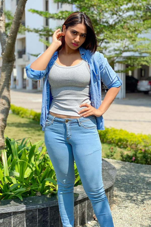 Actress Shivani Narayanan Glamorous Pics - Sakshi18
