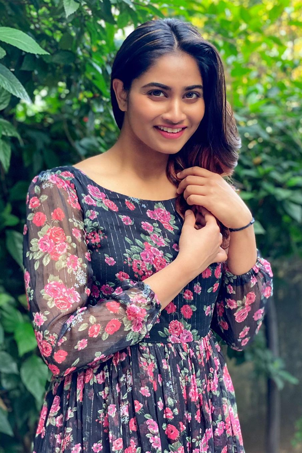 Actress Shivani Narayanan Glamorous Pics - Sakshi20