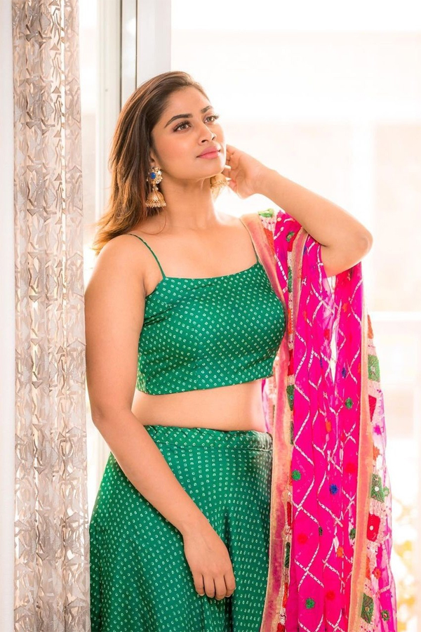 Actress Shivani Narayanan Glamorous Pics - Sakshi21