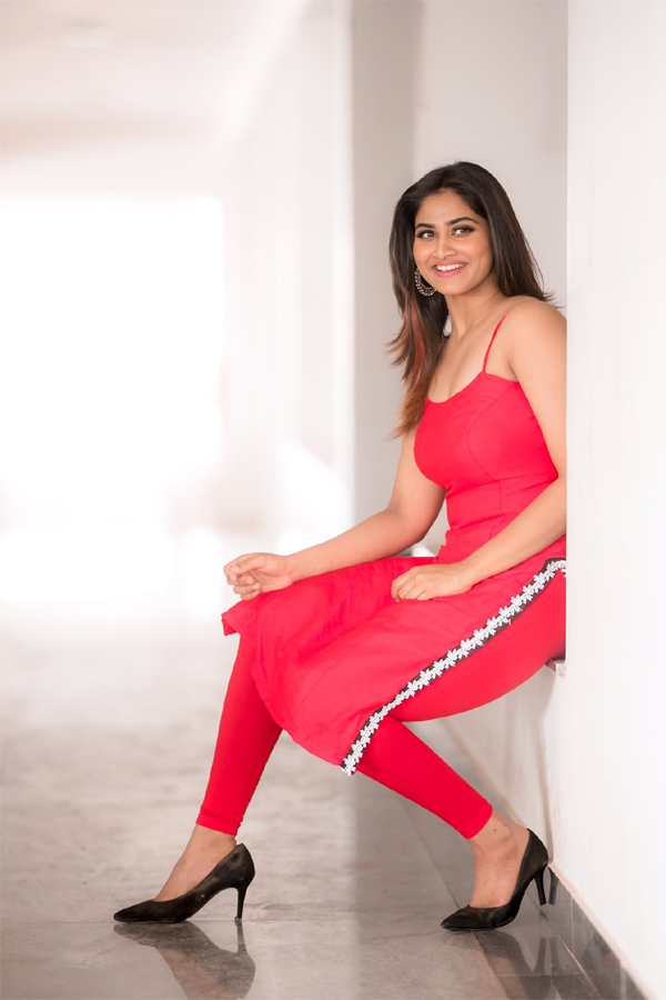 Actress Shivani Narayanan Glamorous Pics - Sakshi23