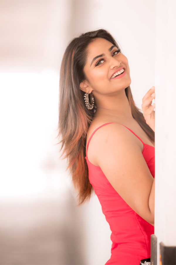 Actress Shivani Narayanan Glamorous Pics - Sakshi24