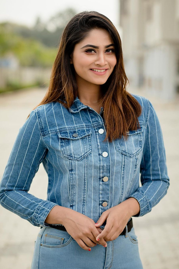 Actress Shivani Narayanan Glamorous Pics - Sakshi28
