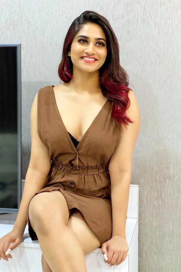 Actress Shivani Narayanan Glamorous Pics - Sakshi37