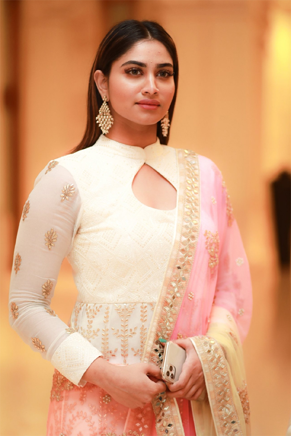 Actress Shivani Narayanan Glamorous Pics - Sakshi7