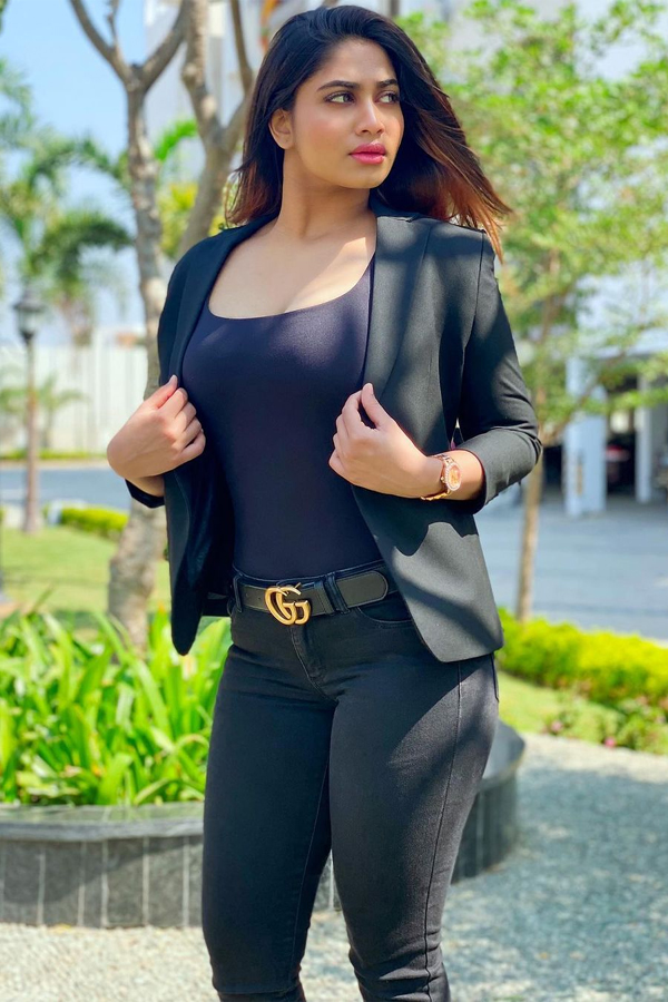 Actress Shivani Narayanan Glamorous Pics - Sakshi8