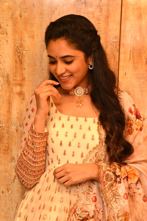 Priyanka Arul Mohan Beautiful Photo Gallery - Sakshi11
