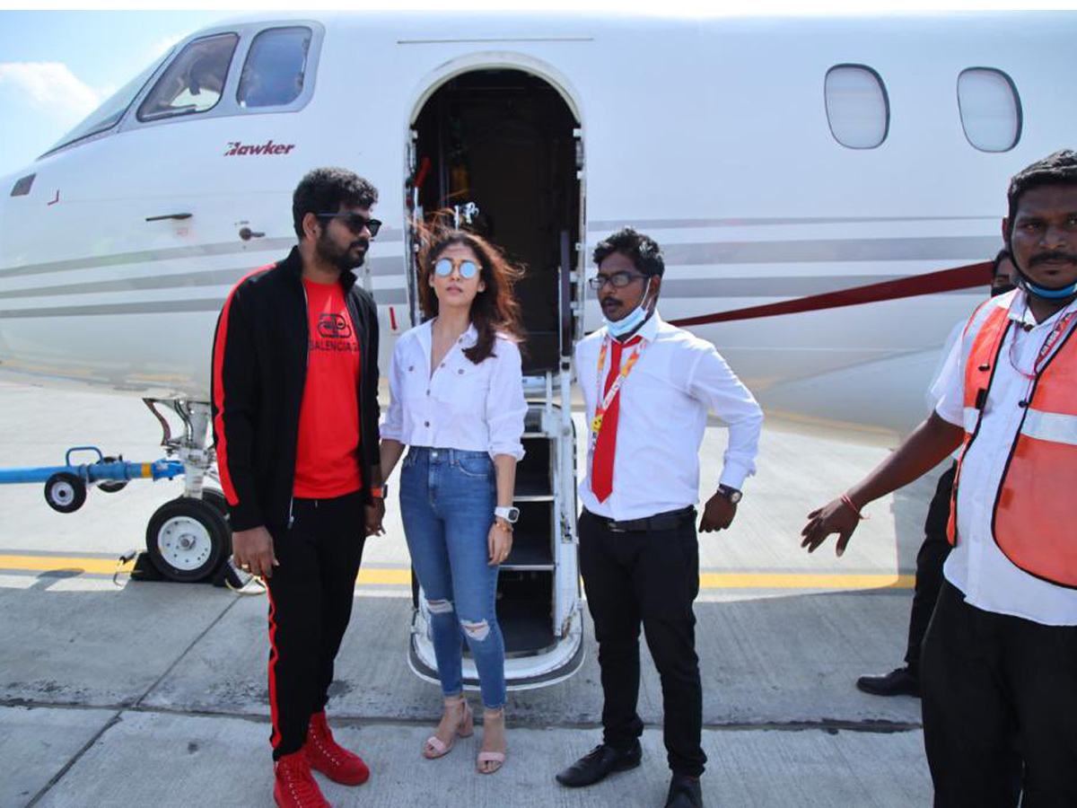 Nayanthara Her Boyfriend Vignesh Shivan Jets Kochi Photos - Sakshi3