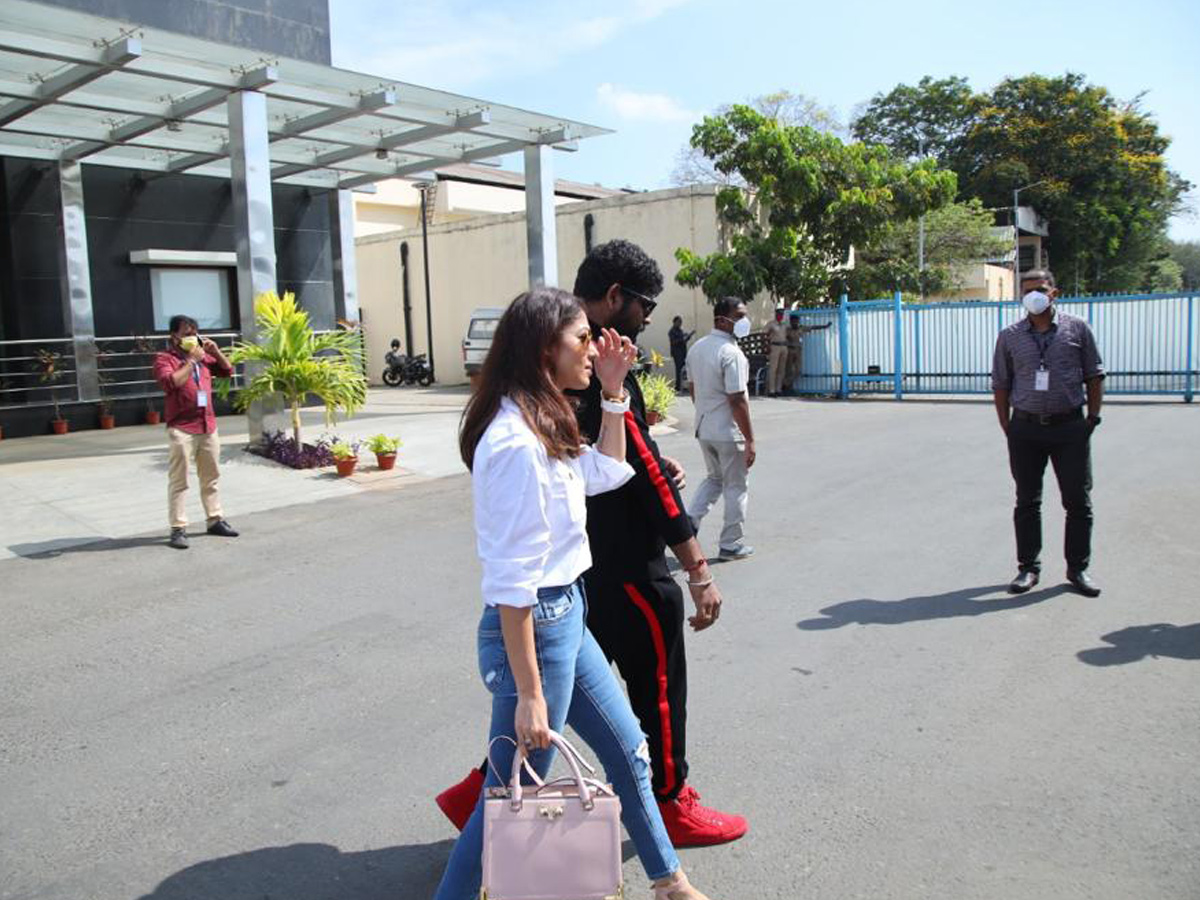 Nayanthara Her Boyfriend Vignesh Shivan Jets Kochi Photos - Sakshi7