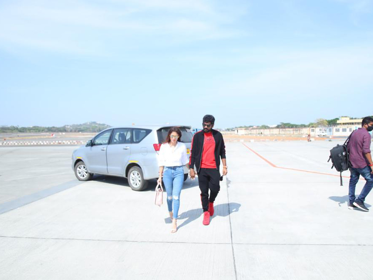 Nayanthara Her Boyfriend Vignesh Shivan Jets Kochi Photos - Sakshi9
