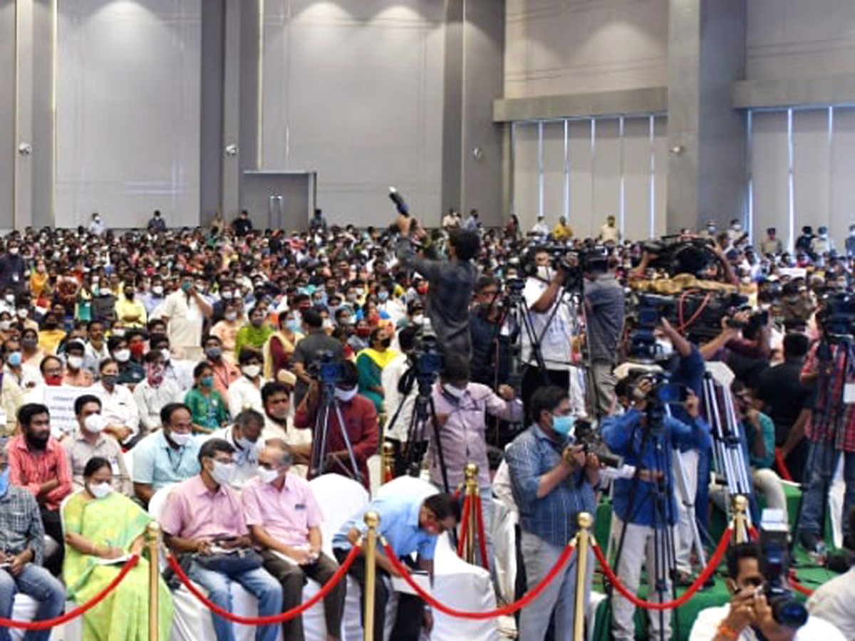 CM YS Jagan Present Service Awards To Volunteers Photo Gallery - Sakshi6