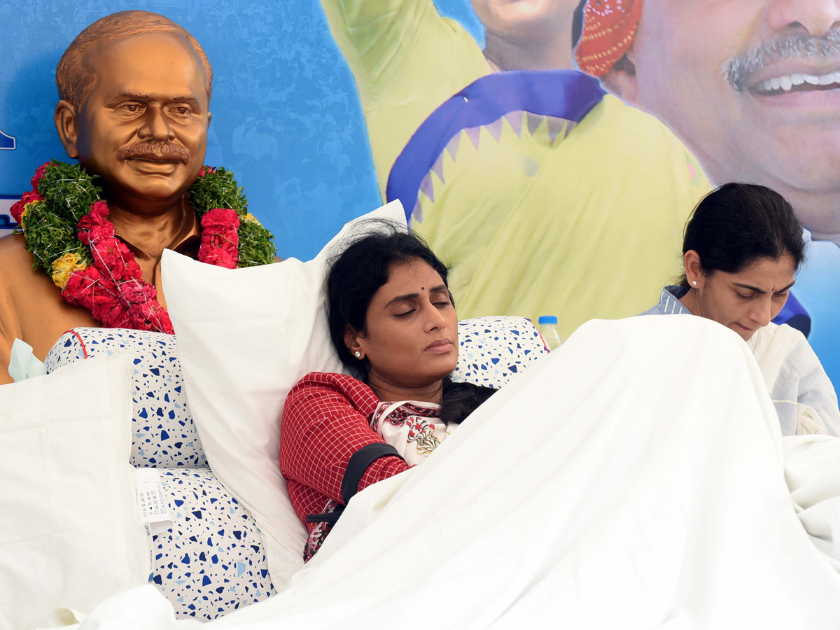YS Sharmila Continues Deeksha On 2nd Day Photo Gallery - Sakshi6