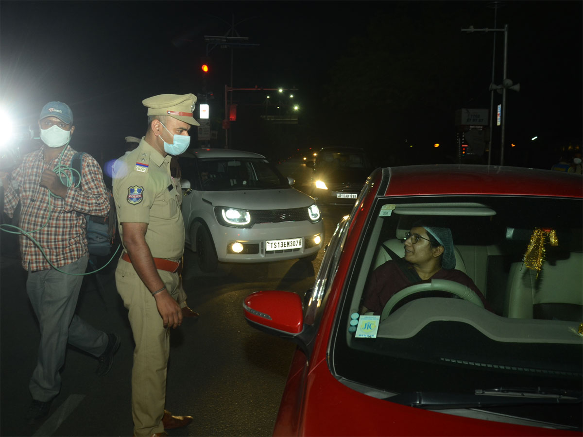 Hyderabad city curfew at night deserted roads Photo Gallery - Sakshi33