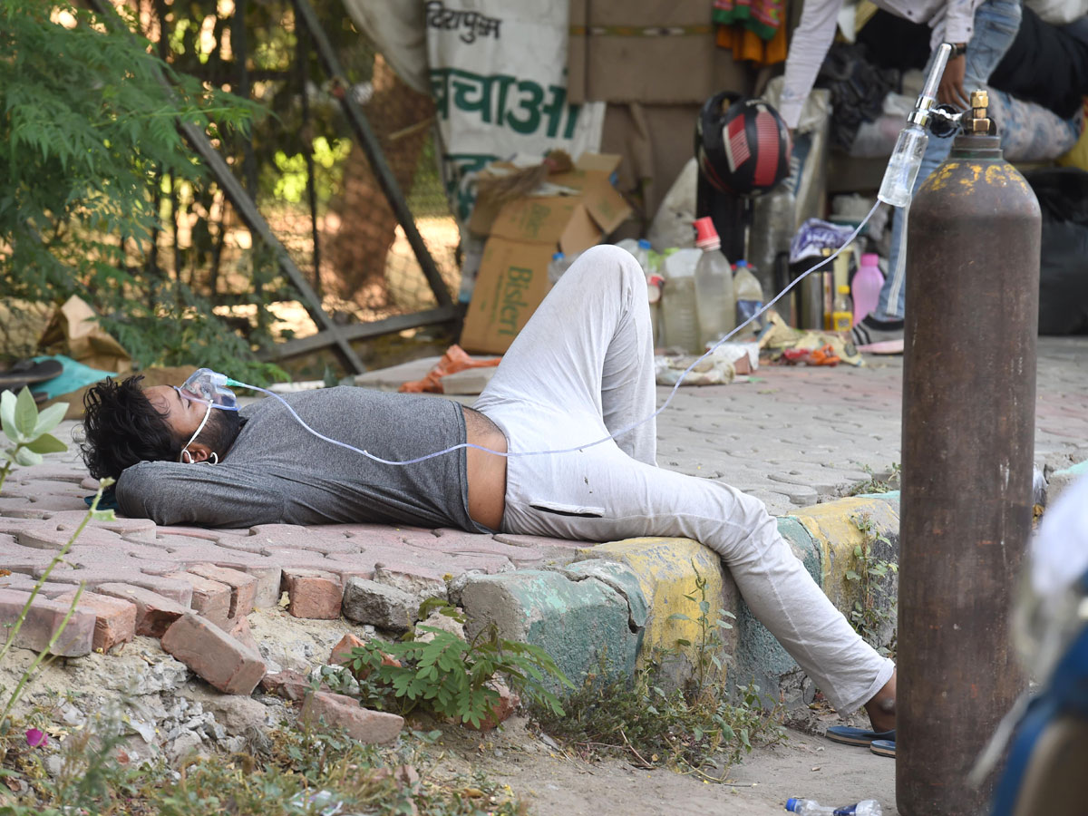 No Beds Covid Patients Get Oxygen Outside Photo Gallery - Sakshi2