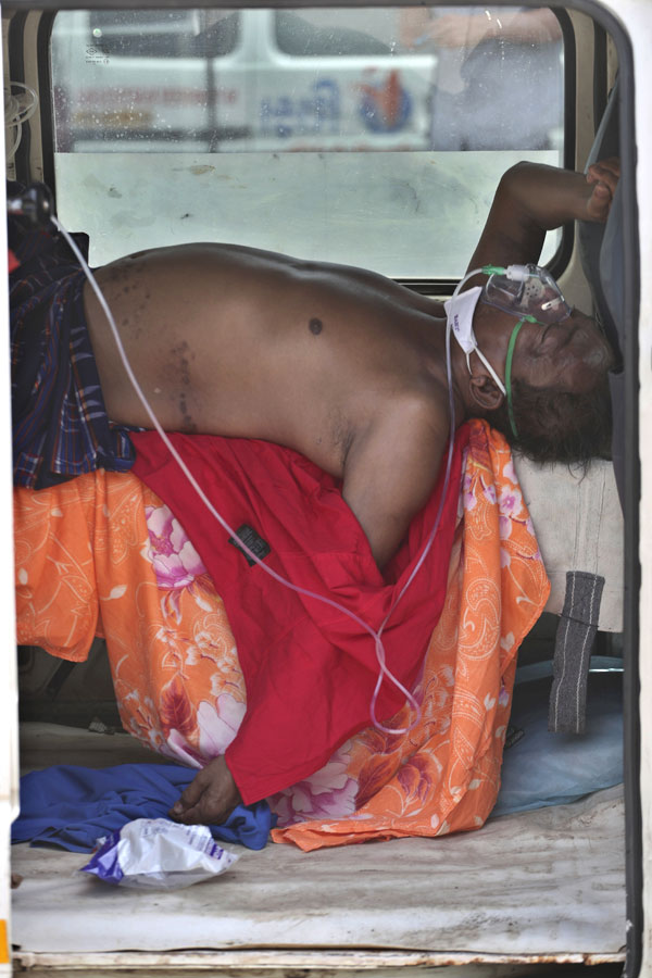 No Beds Covid Patients Get Oxygen Outside Photo Gallery - Sakshi23