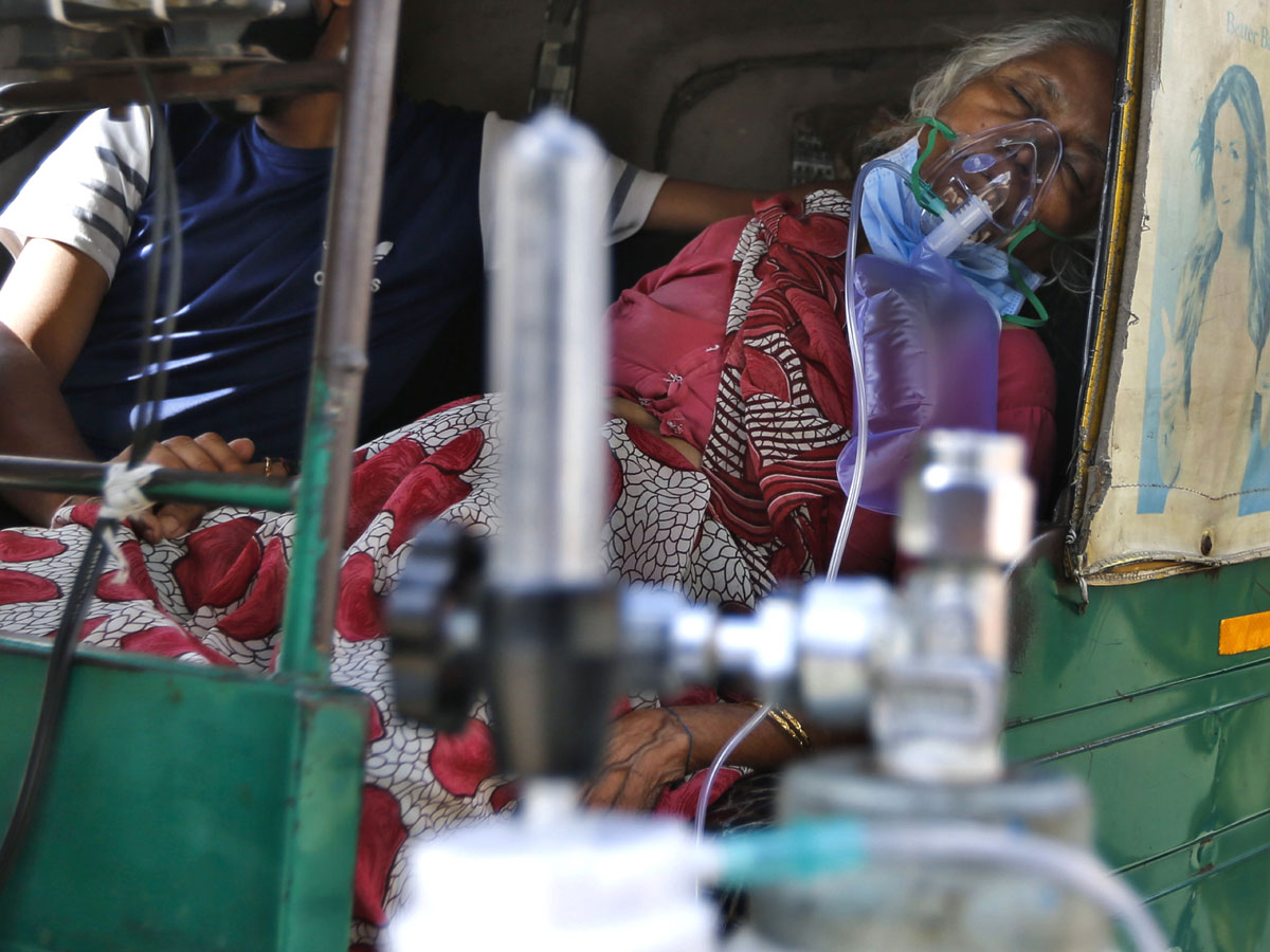 No Beds Covid Patients Get Oxygen Outside Photo Gallery - Sakshi9