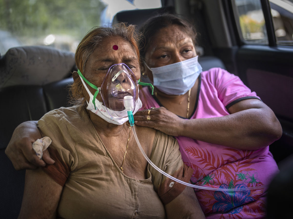 No Beds Covid Patients Get Oxygen Outside Photo Gallery - Sakshi11
