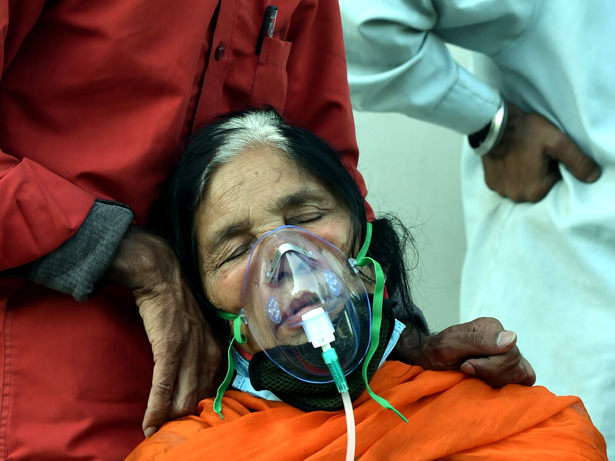 No Beds Covid Patients Get Oxygen Outside Photo Gallery - Sakshi14