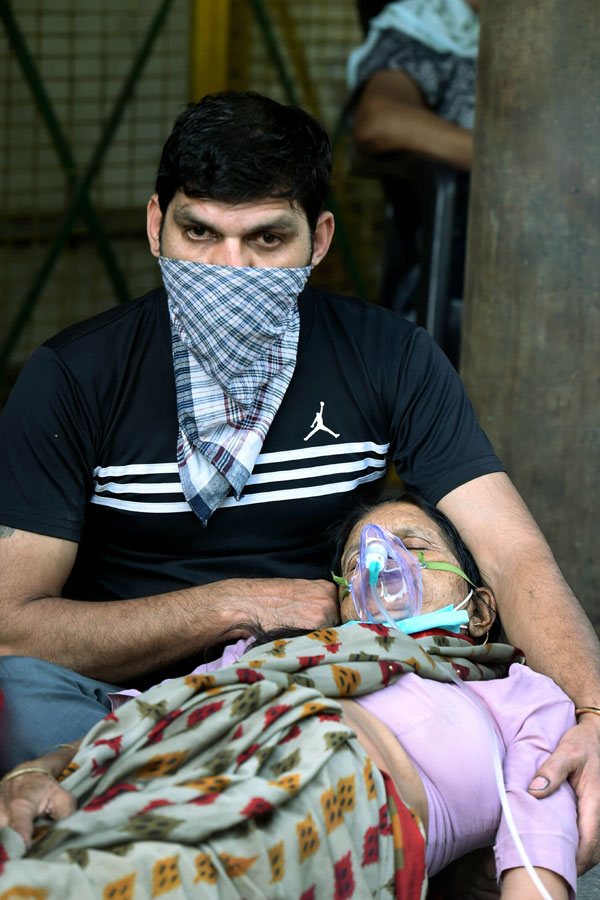 No Beds Covid Patients Get Oxygen Outside Photo Gallery - Sakshi24