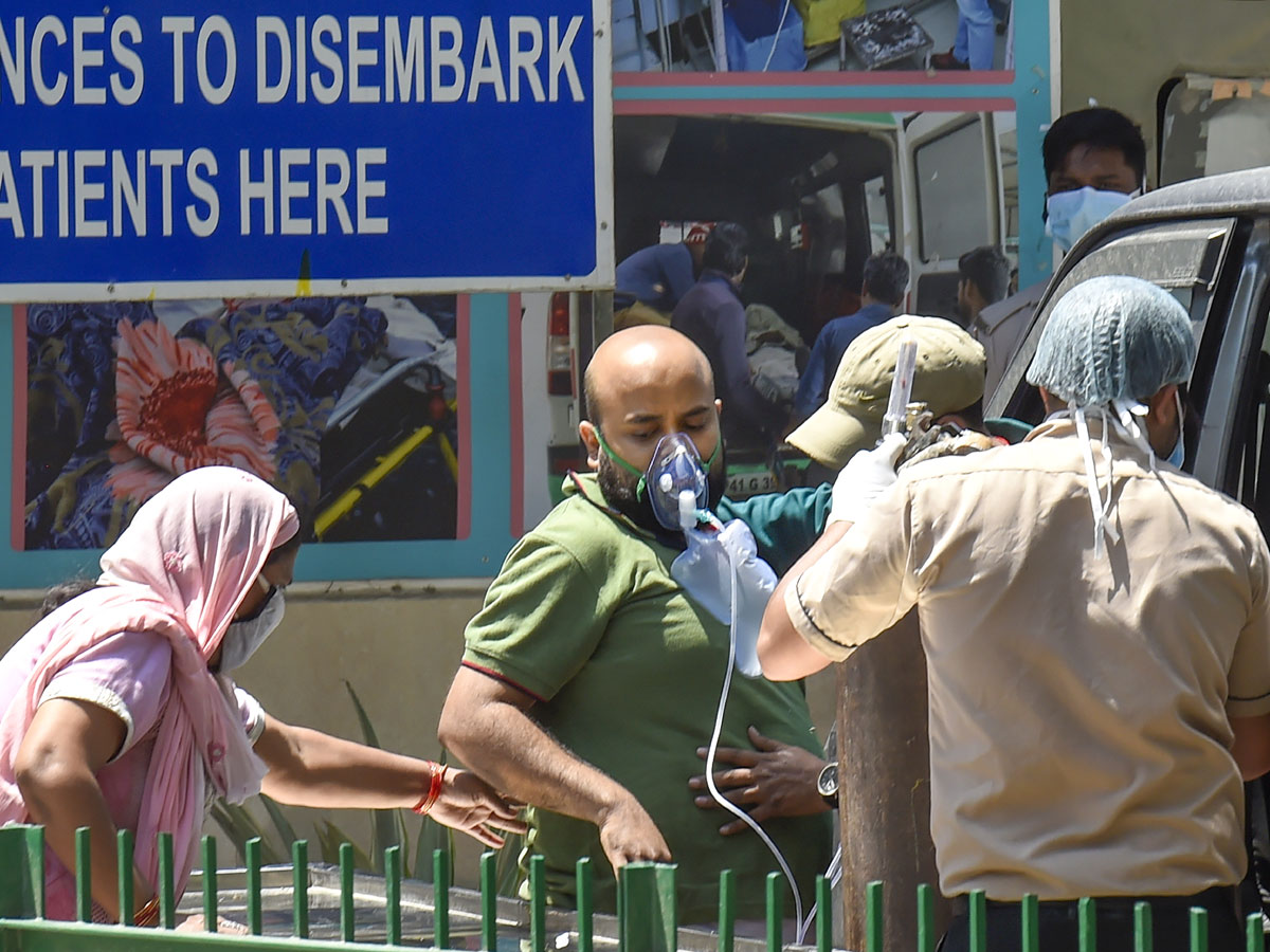 No Beds Covid Patients Get Oxygen Outside Photo Gallery - Sakshi15