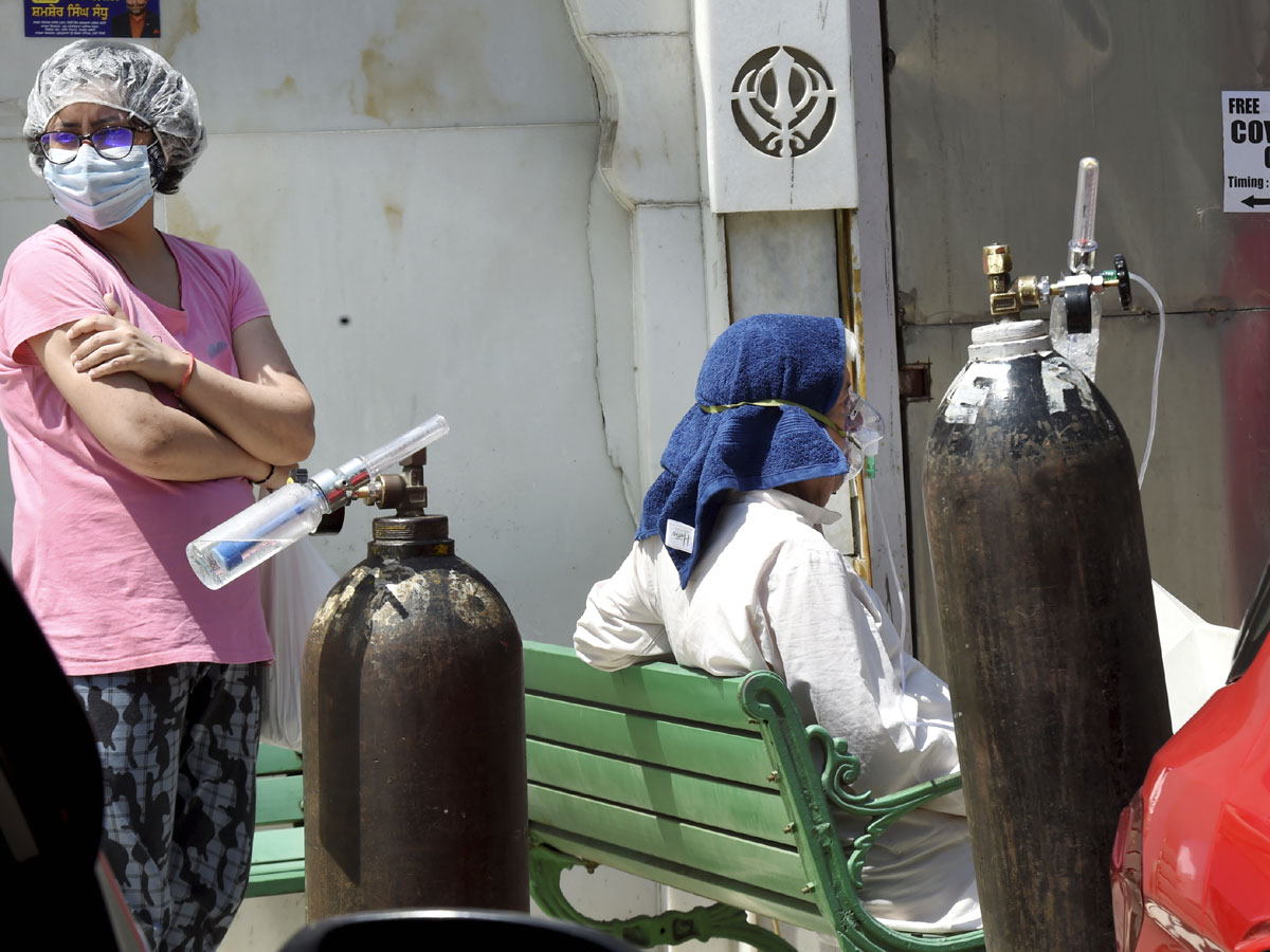 No Beds Covid Patients Get Oxygen Outside Photo Gallery - Sakshi16