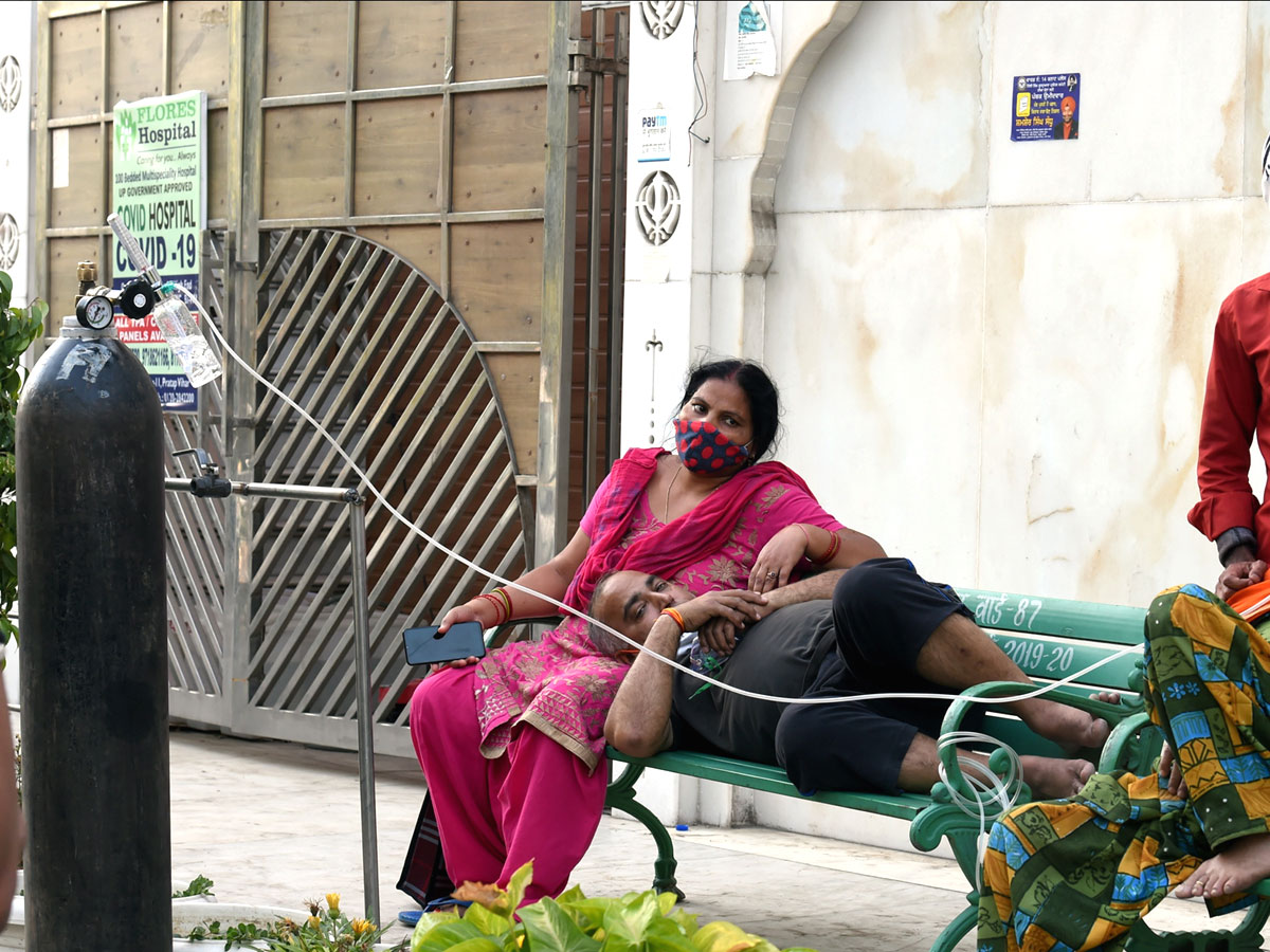 No Beds Covid Patients Get Oxygen Outside Photo Gallery - Sakshi3