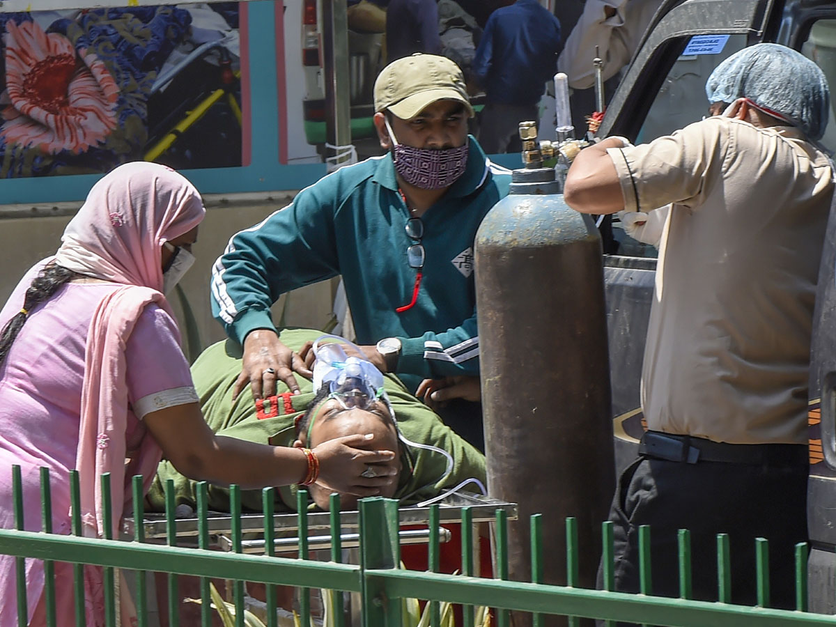 No Beds Covid Patients Get Oxygen Outside Photo Gallery - Sakshi17