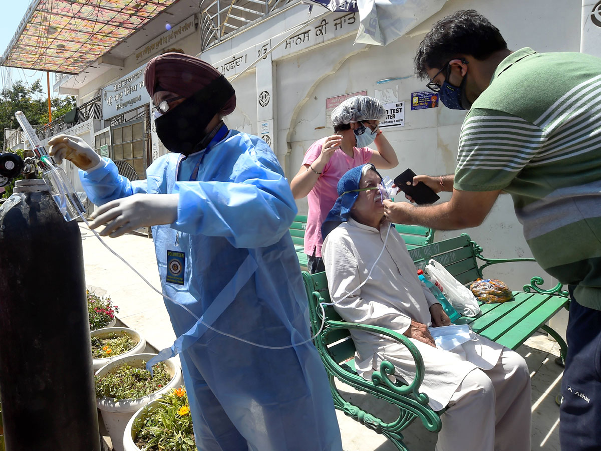 No Beds Covid Patients Get Oxygen Outside Photo Gallery - Sakshi18