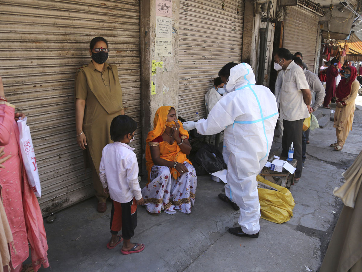 No Beds Covid Patients Get Oxygen Outside Photo Gallery - Sakshi19