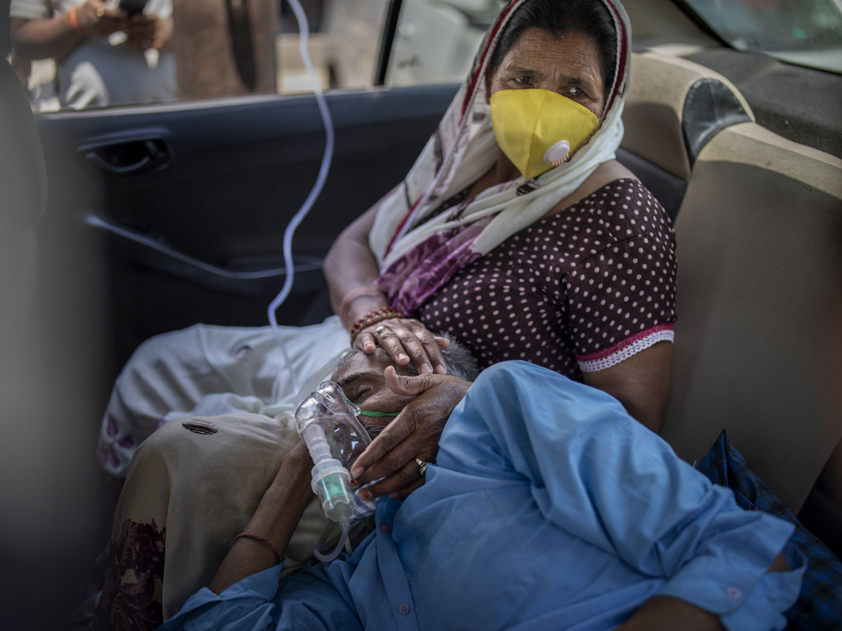 No Beds Covid Patients Get Oxygen Outside Photo Gallery - Sakshi20