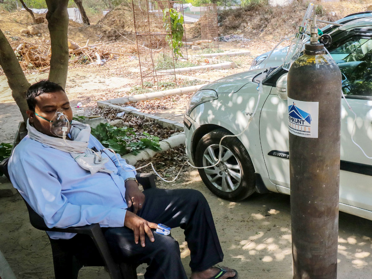No Beds Covid Patients Get Oxygen Outside Photo Gallery - Sakshi5
