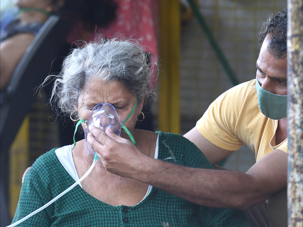 No Beds Covid Patients Get Oxygen Outside Photo Gallery - Sakshi6