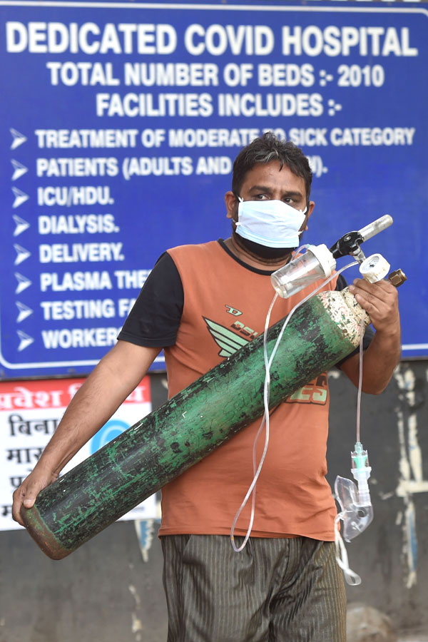 No Beds Covid Patients Get Oxygen Outside Photo Gallery - Sakshi21