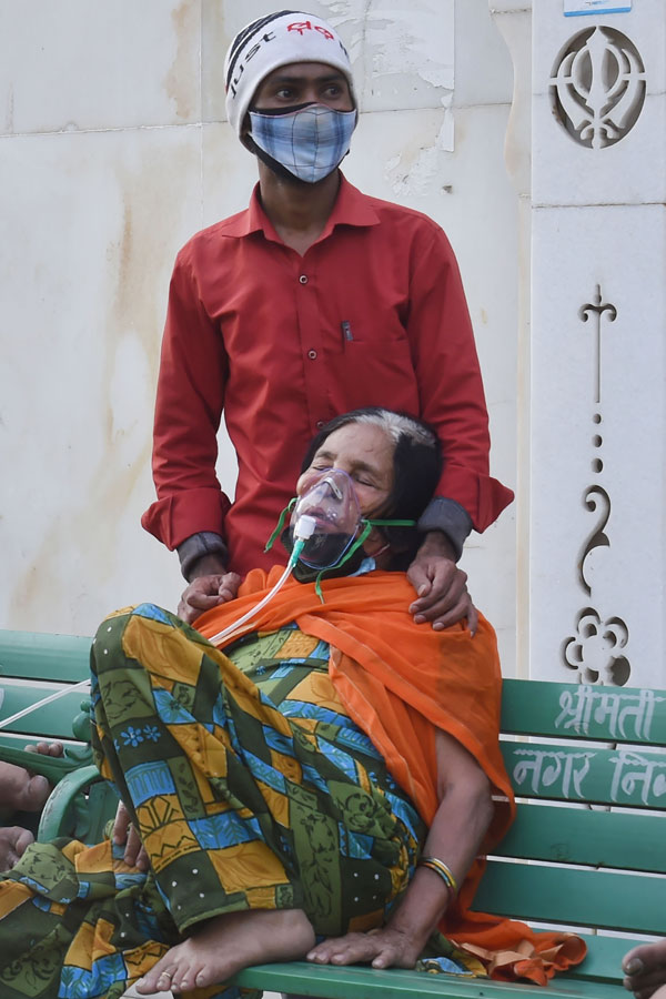 No Beds Covid Patients Get Oxygen Outside Photo Gallery - Sakshi22
