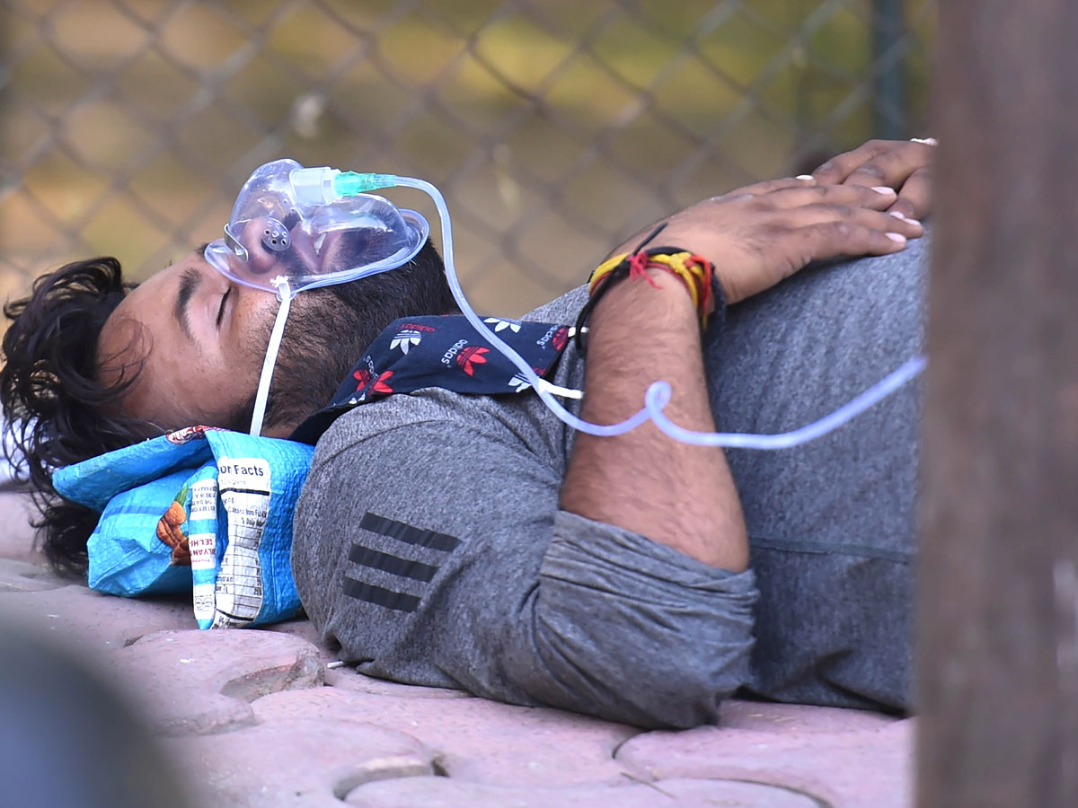 No Beds Covid Patients Get Oxygen Outside Photo Gallery - Sakshi7