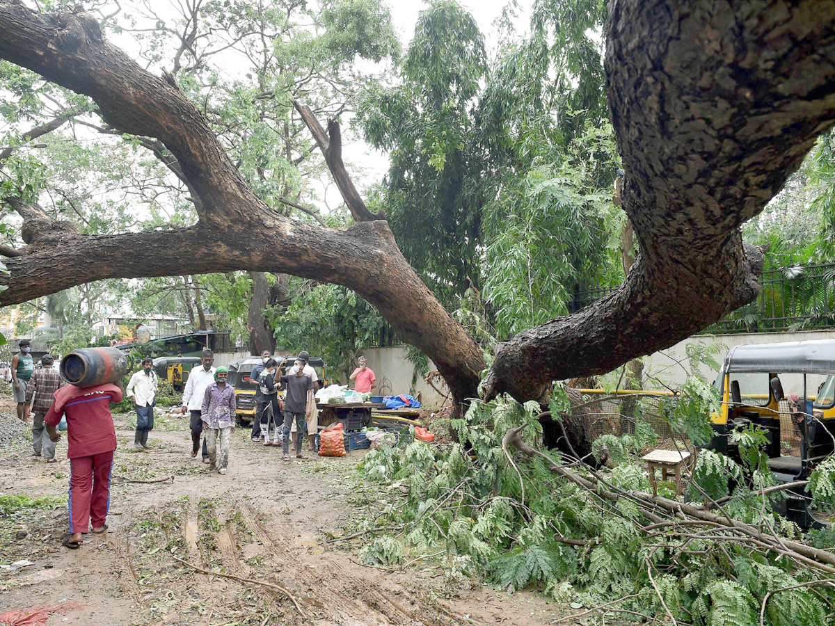 Cyclone Tauktae pounds into Gujarat Photo Gallery - Sakshi4