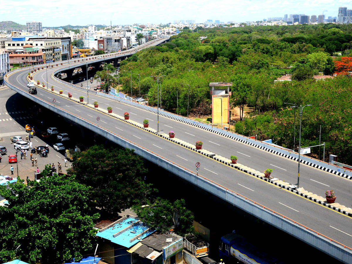 Strict Lockdown In Hyderabad - Sakshi32