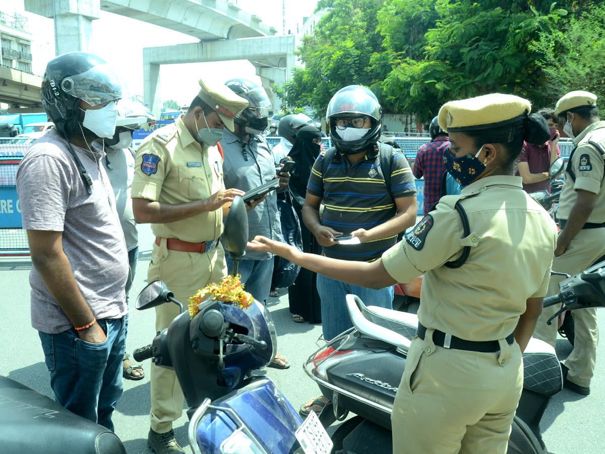 Strict Lockdown In Hyderabad - Sakshi25